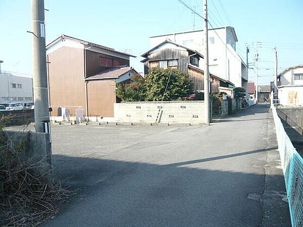 【建築条件なし】コンビニ・ドラッグストア近く。小中学校徒歩圏で通学も安心。