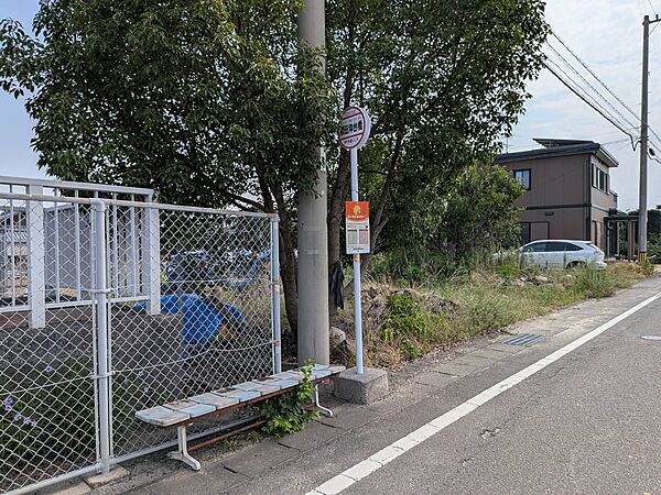 バス停すぐそば。