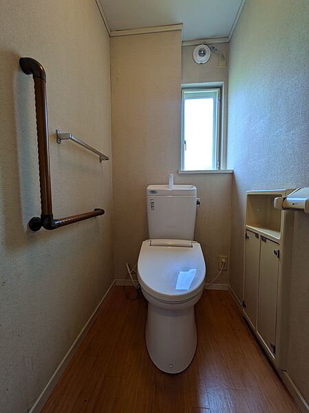 トイレは1階と2階に1つずつございます。手すりあり