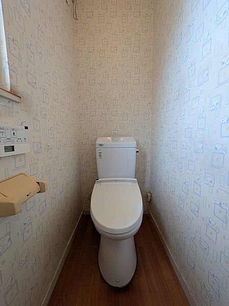 トイレは1階と2階に1つずつございます。