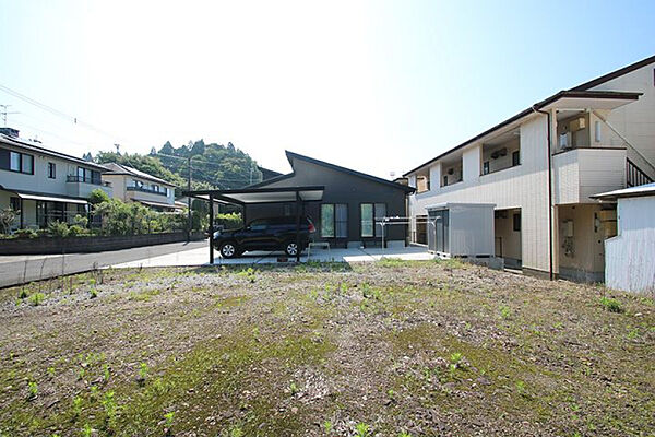 敷地の端から東側を撮影。