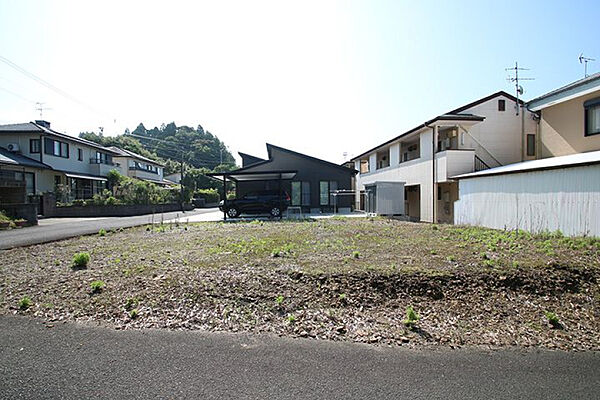 西側は道路よりも少し小高くなっています。