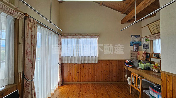 バルコニーに面した明るい一室。室内物干し完備で雨の日のお洗濯も安心です