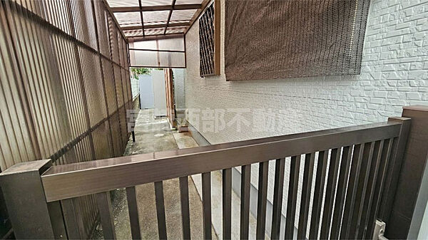 屋根付きのバックヤード完備。雨に濡れずに自転車や道具を保管でき便利です