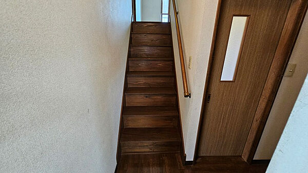 ホールから中2階へ続く階段。上った先に、自分だけの時間をつくれる一室
