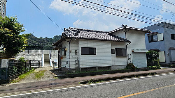 県道側から見ると、住まい・ガレージ・堤防への通路の位置関係が分かります