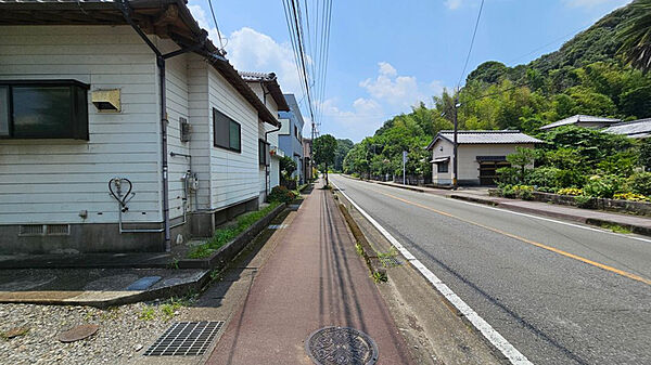 前面は県道。実際の車の流れや出入りの感覚は、現地で確かめたいポイント