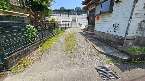 建物脇を奥へ進むと堤防への階段へ。散歩に出る日常の動線