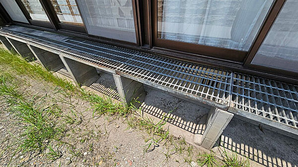 掃き出し窓まわりを近くから確認でき、室内と外部の位置関係を把握できます