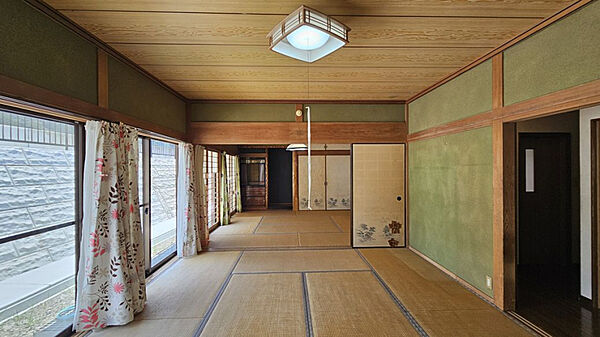窓が連なる和室は、家具の置き方次第で居間と寝室を柔軟に使い分けられます