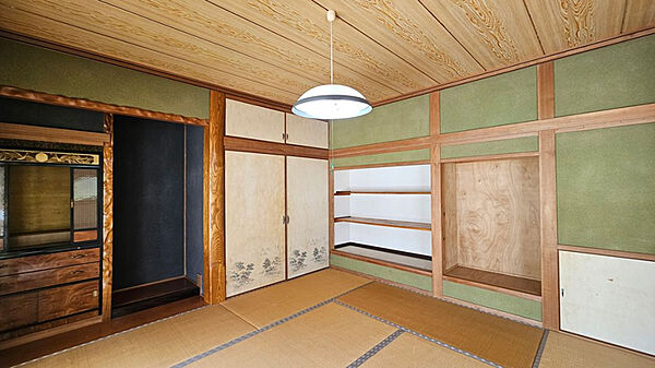造作収納がまとまった和室。布団や季節用品を居室の近くに収められます。