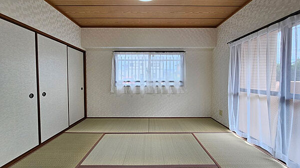 木目天井を残した和室。畳の上でくつろぐ時間が住まいに落ち着きを添えます