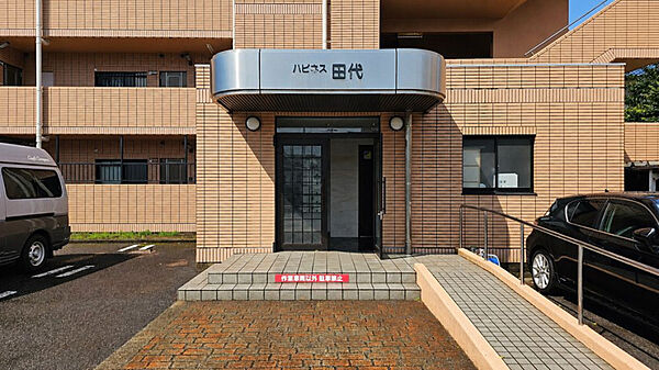 エントランス脇にはスロープを確認。荷物の多い日にも使いやすい共用動線。
