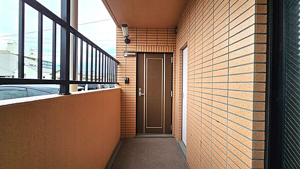 1階の共用廊下から住戸へ。上階への昇降を必要としにくい日常動線です。