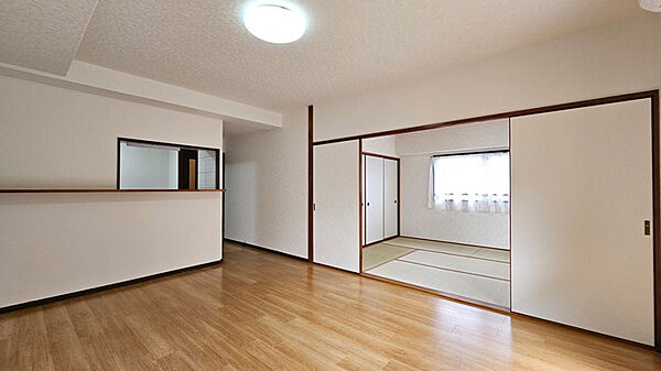 引き戸を開けばLDと和室がひと続きに。家族でゆったり過ごせる空間です。