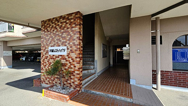 タイル張りの共用エントランス。住戸へ向かうまでの建物の雰囲気が分かりま