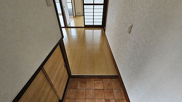 玄関から室内へ続くシンプルな動線。帰宅後の動きも分かりやすい造りです。