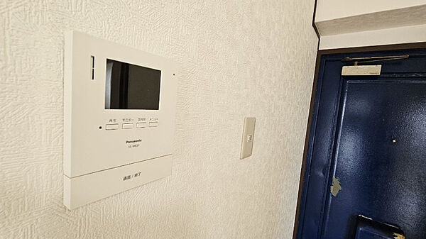 来訪者を室内から確認できるモニター付き。日常の応対を支える設備です。