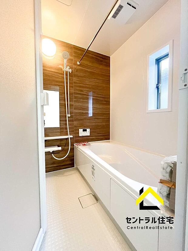 浴室　1616サイズ(1坪)のゆとりある浴室です。ご家族で入れる広さになります。浴室乾燥暖房機付きで室内干しで使用可能です。