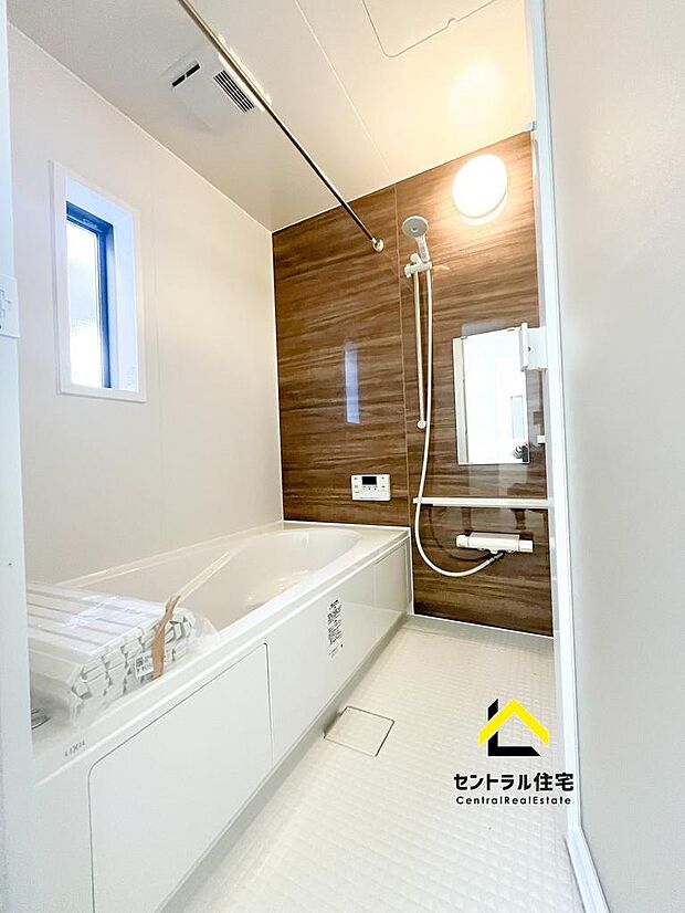 同規模同仕様の浴室　1616サイズ(1坪)のゆとりある浴室です。ご家族で入れる広さになります。浴室乾燥暖房機付きで室内干しで使用可能です。