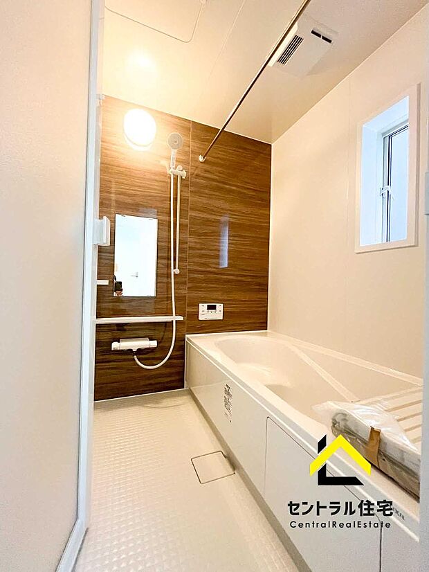 浴室　1616サイズ(1坪)のゆとりある浴室です。ご家族で入れる広さになります。浴室乾燥暖房機付きで室内干しで使用可能です。