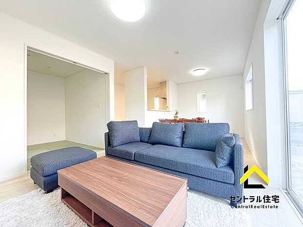 同規模同仕様写真　1号棟　LDK　ダイニング・リビングと家具の配置のしやすい形状・広さです。家具の配置を考えられた間取りとなっております。