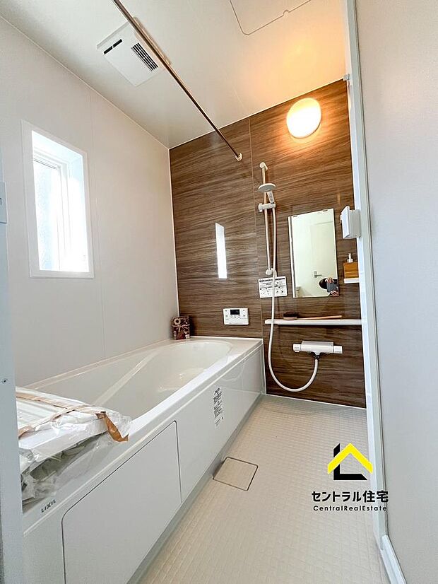同規模同仕様写真　1号棟　浴室　浴室　1616サイズ(1坪)のゆとりある浴室です。ご家族で入れる広さになります。浴室乾燥暖房機付きで室内干しで使用可能です。