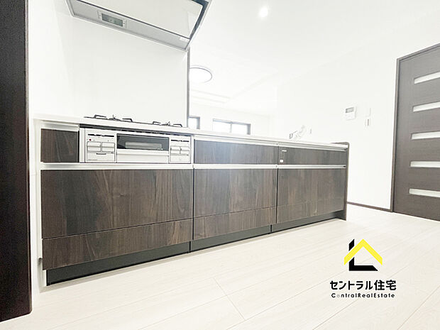 キッチン　アクリルの人造大理石天板採用。出し入れしやすいのしやすいレイアウトのキッチン収納