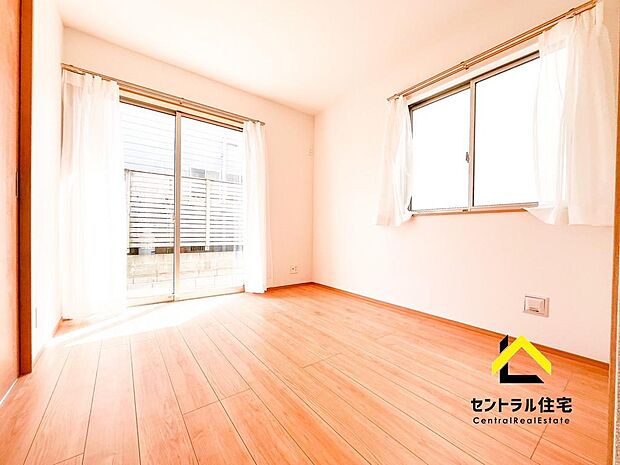 施工例 寝室 リビング続きにある居室です。2面窓で明るさも確保!