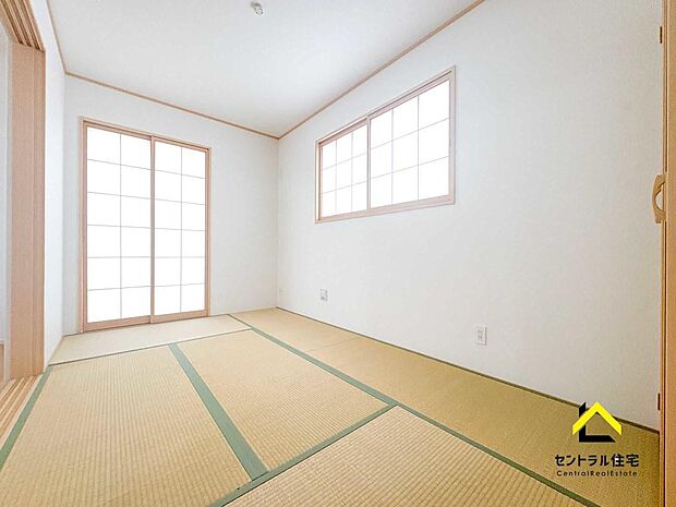 寝室 リビング続きにある居室です。2面窓で明るさも確保!