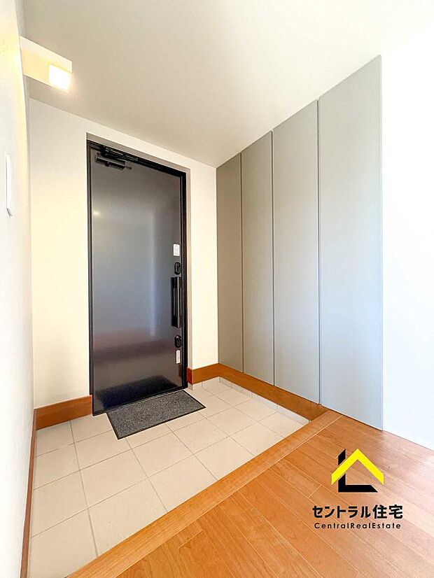 玄関 ゆとりある広さの玄関。外から帰るとゆとりある広々玄関がお出迎え♪