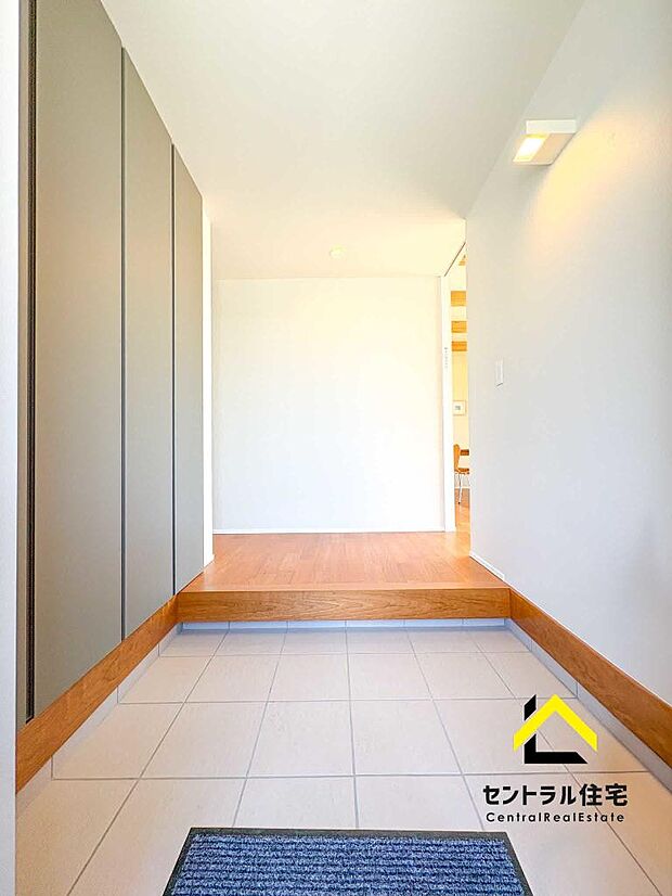 玄関 ゆとりある広さの玄関。外から帰るとゆとりある広々玄関がお出迎え♪