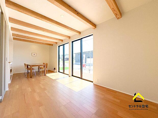 LDK 無駄のないすっきりとしたモダンな空間に、木のぬくもりを加えたスタイルです。