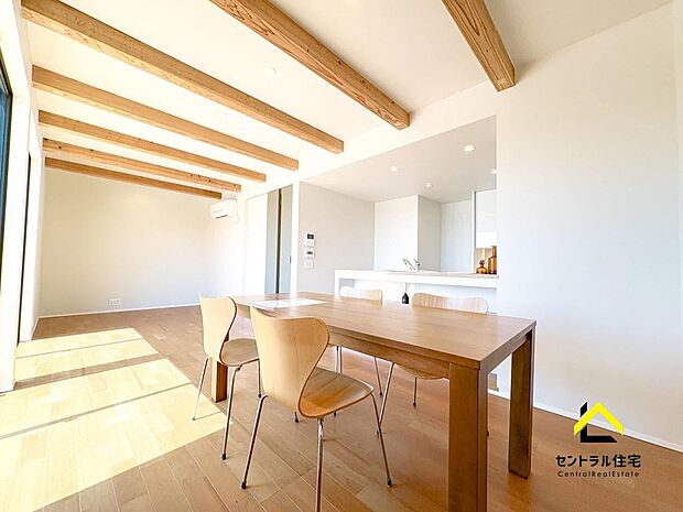 LDK 無駄のないすっきりとしたモダンな空間に、木のぬくもりを加えたスタイルです。