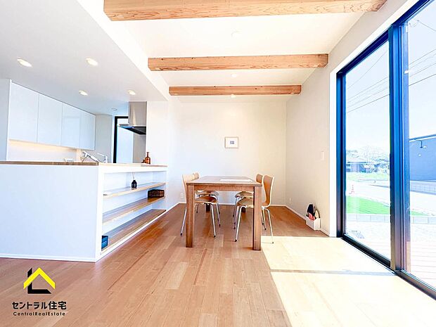 LDK 無駄のないすっきりとしたモダンな空間に、木のぬくもりを加えたスタイルです。