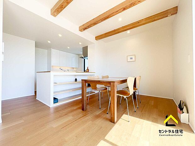 ダイニング・キッチン 家具の配置も考えながら設計されている間取りです。ダイニング+カウンター収納もあります。