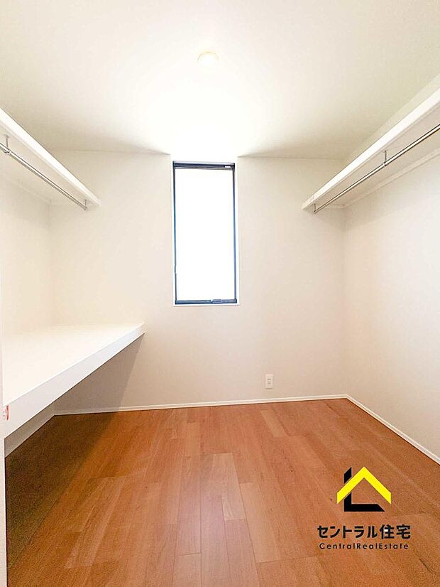 WIC ウォ―クインクローゼット完備です。主寝室に広々収納がついてます。