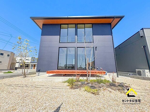 日当たり良好な南向き。ウッドデッキがあり、洗濯物干しスペースとしてはもちろん、ガーデンテーブルを置いてカフェテラス気分を味わったり、お友達を招待してBBQ を楽しむスペースとしても十分な広さです。