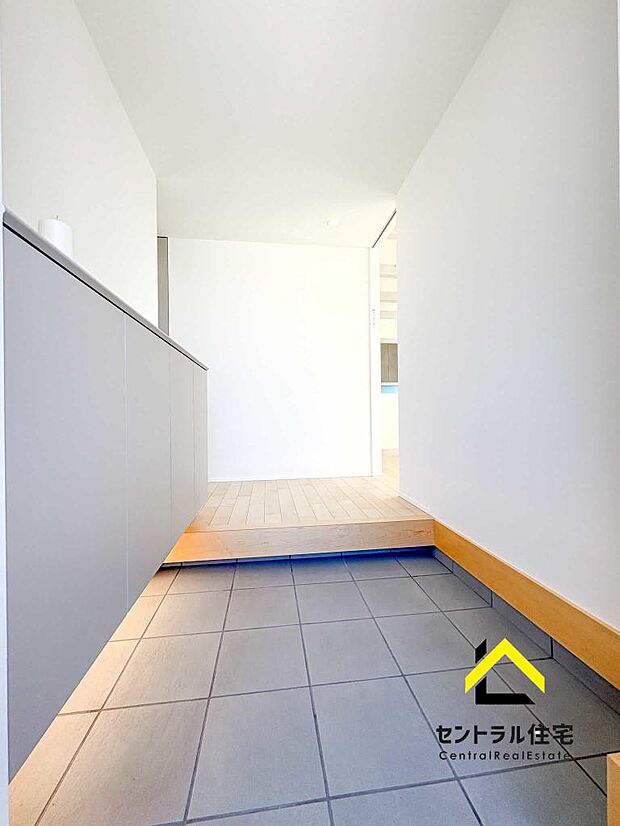 玄関　ゆとりある広さの玄関。外から帰るとゆとりある広々玄関がお出迎え♪