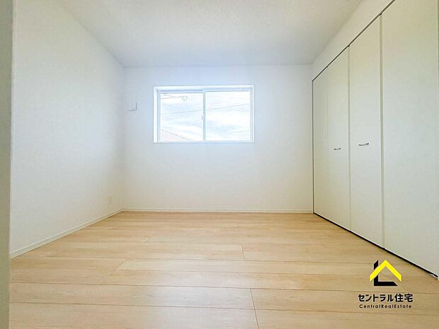 寝室は約8帖の広さです。ベットもゆとり持って配置可能♪