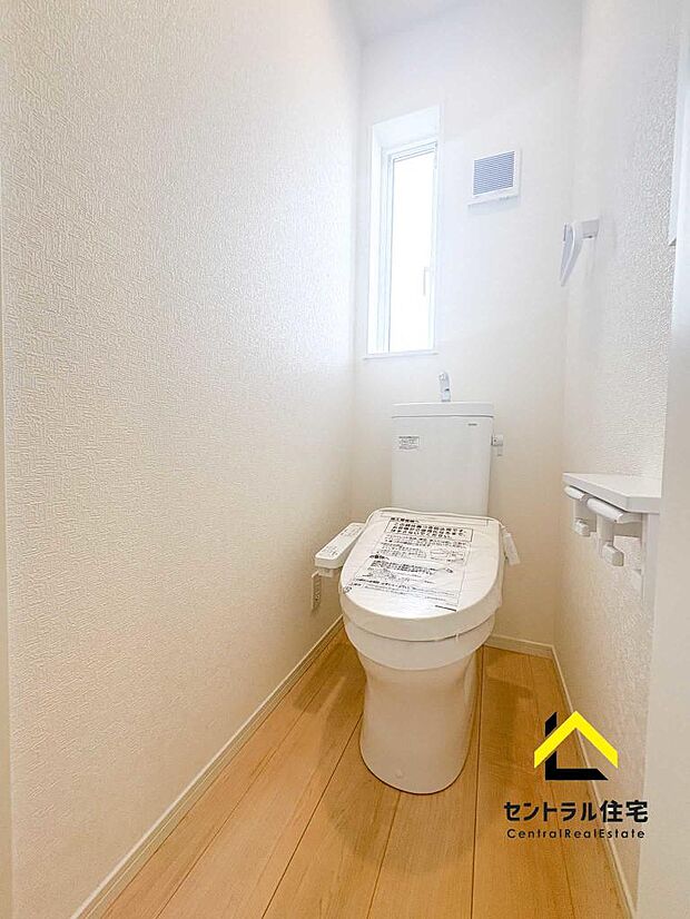 トイレ　2階のトイレです。保温・洗浄付きのリクシル製品採用。ペーパーホルダー、収納付きになります。