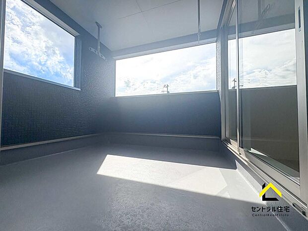 ワイドバルコニー　ひろーーいバルコニー！お洗濯としてもくつろぎ空間としても利用できます。雨が降っても屋根付きで安心です。