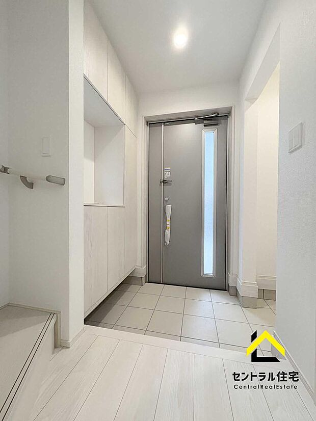 玄関 充実した収納力のある玄関です。窓付き玄関で明るさも確保しております。