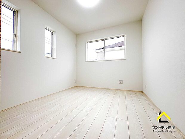 寝室 リビング続きにある居室です。2面窓で明るさも確保!