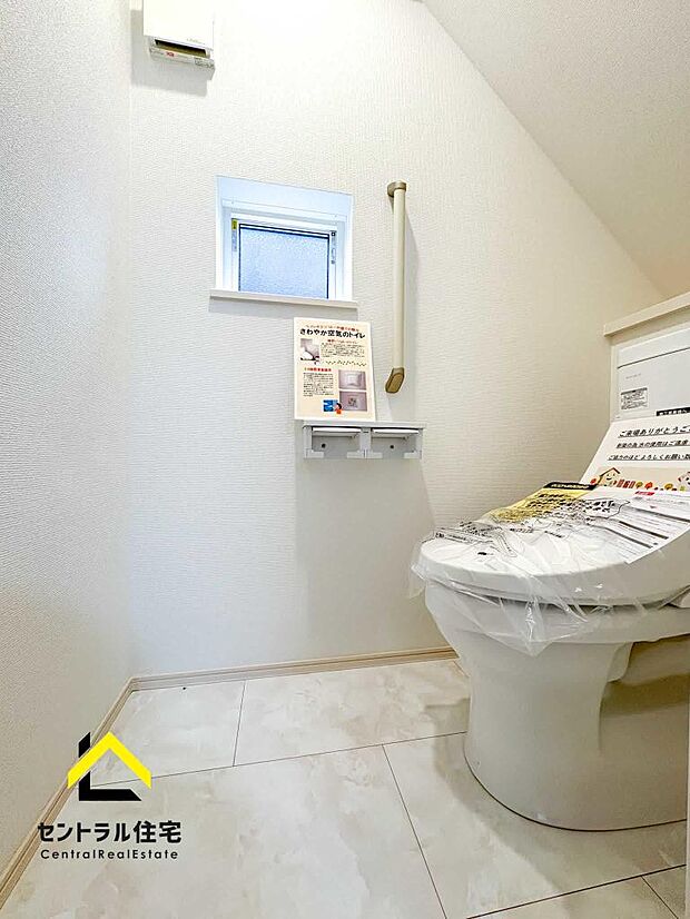 トイレ 1階のトイレです。保温・洗浄付きのリクシル製品採用。ペーパーホルダー、収納付きになります。