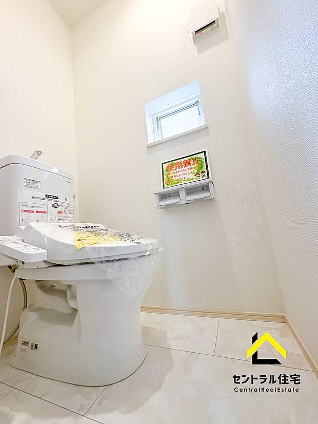 トイレ 2階のトイレです。保温・洗浄付きのリクシル製品採用。ペーパーホルダー、収納付きになります。