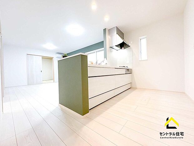 ＬＤＫ　1階居室続きのＬＤＫとなっております。居室まで含めるとなんと、21帖超え!!