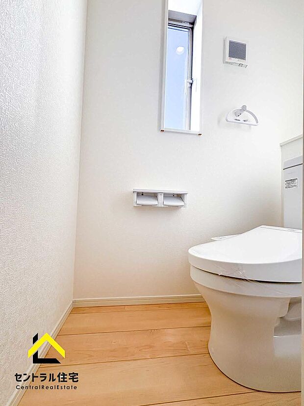 トイレ 2階のトイレです。保温・洗浄付きのリクシル製品採用。ペーパーホルダー、収納付きになります。