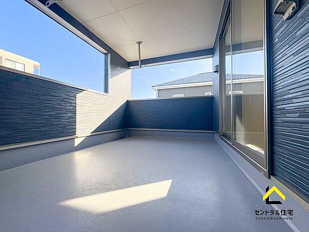 ワイドバルコニー ひろーーいバルコニー!お洗濯としてもくつろぎ空間としても利用できます。雨が降っても屋根付きで安心です。