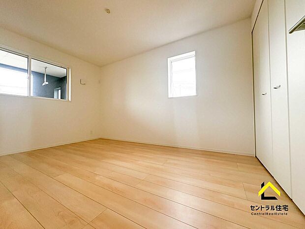 寝室　主寝室は約7帖の広さです。ベットもゆとり持って配置可能♪